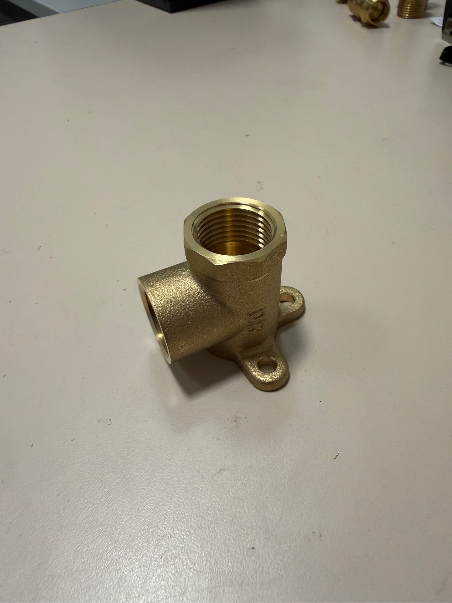 [BRF1018] Brass Wingback (Female/Female)